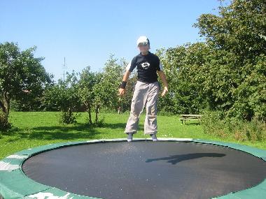 2 Trampoline, 2 Schaukeln, Fussballplatz, Sandkasten, Boccia