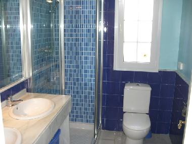 Badezimmer mit Dusche, WC und Doppelwaschtisch