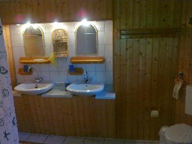 Badezimmer mit Dusche und WC