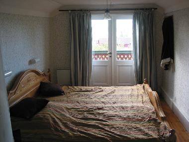 Schlafzimmer mit Doppelbett oben