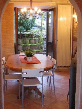 kleines Esszimmer mit Ausgang zur Terrasse