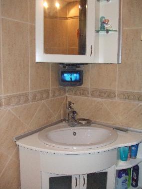 Badezimmer Waschbecken und Farbfernseher