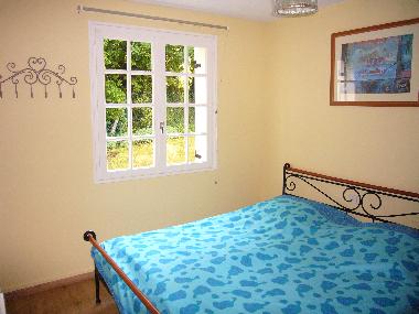 Schlafzimmer Erdgeschoss mit Blick a. d. Garten
