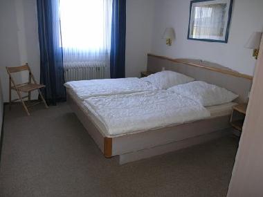 Schlafzimmer mit Doppelbett