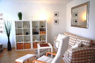 lichtdurchflutetes Wohnzimmer mit S�dbalkon