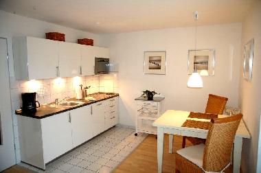 moderne Einbauk�che mit Lackoberfl�che und Geschirrsp�ler