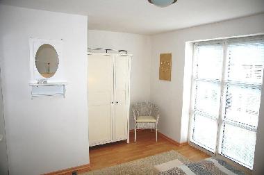 gro�z�giges Schlafzimmer mit viel Licht