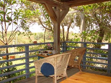 Wind cabin's Veranda mit Aussicht auf die bluehenden Duenenlandschaft
