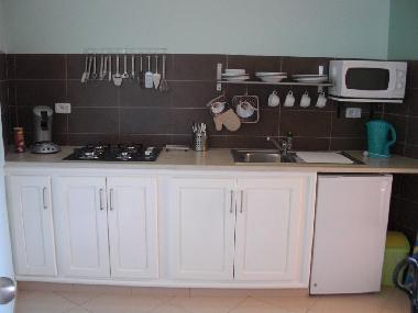 K�chenzeile mit Gasherd, K�hlschrank (Eisfach), Mikrowelle, Kaffeemaschine, Wasserkocher, Toaster, E
