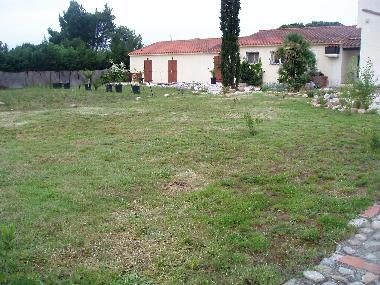 Vorgartenbereich im Winter 2011 - vor der Abgrenzung der privaten Terrassen ist ein begr�ntes Baufel