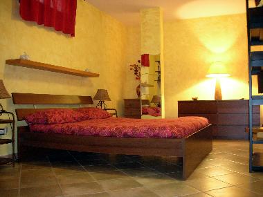 Master-Schlafzimmer mit Doppelbett anzeigen