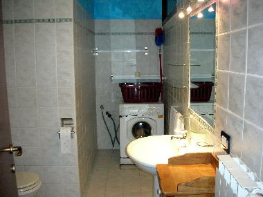 Zweites Badezimmer und Dusche anzeigen