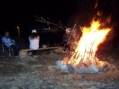 ... ein Lagerfeuer entz�nden.