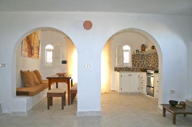 Offene Wohnk�che mit massiven Holztisch und gemauerter Sitzbank