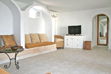 Loungebereich mit Flatscreen-TV.