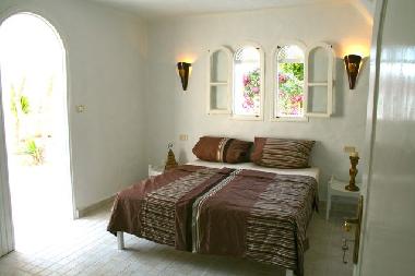 1. Schlafzimmer: eigener Ausgang zur Terrasse und zum Garten.