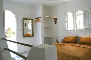 2. Schlafzimmer mit galerieartigem Ambiente und Dachterrasse.