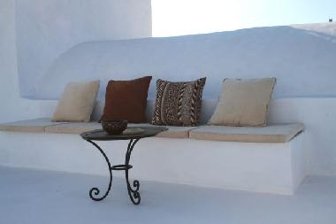 Dachterrasse mit gemauerter Sitzbank. 