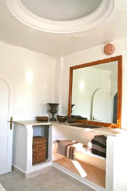 Badezimmer mit Kuppel, gemauertem Eckregal und gro�em Spiegel
