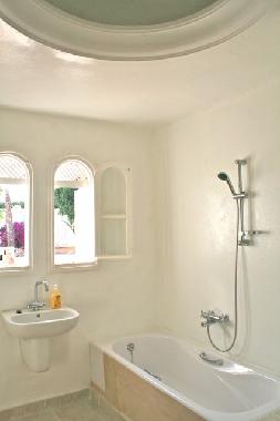 Badezimmer mit Badewanne.