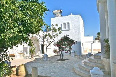 Die VIlla Kita liegt auf dem gro�en Grundst�ck der Villa Krug.