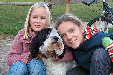 Kinder und Hund