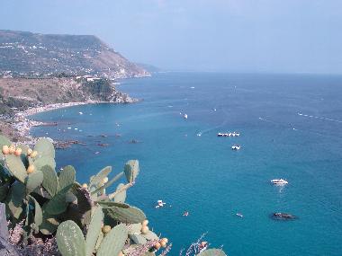 Cabo Vaticano, nearby