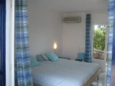 Erstes blaue schlafzimmer mit Blick auf kleine Terrasse