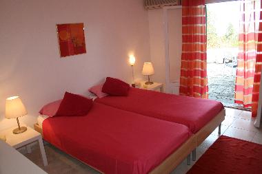 Peach Schlafzimmer mit Zugang zur kleinen Terrasse