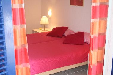 Blick ins Peach Schlafzimmer von kleiner Terrasse aus