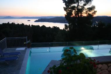 Pool abends beleuchtet