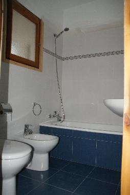 Bad im Haus (weiteres Bad ber hintere Terrasse zugnglich)