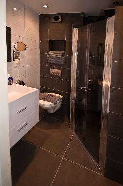 Badezimmer mit Regendusche und Haartrockner