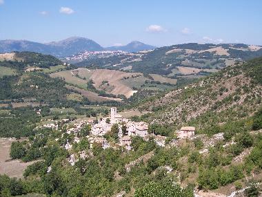 Schloss / Burg in Pievebovigliana (Macerata) oder Ferienwohnung oder Ferienhaus
