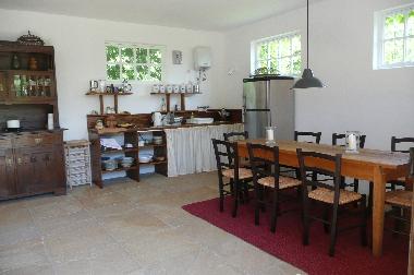 Remise mit Kche und Esstisch fr 8 Personen