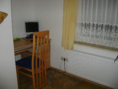 Schreibtisch mit PC und LAN / W-Lan