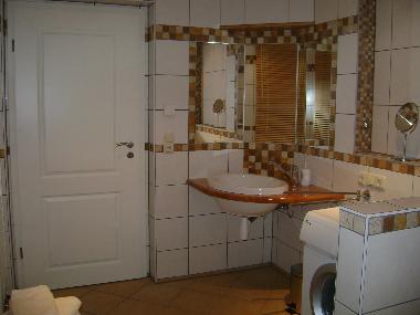 unterfahrbarer Waschtisch ud Waschmaschine