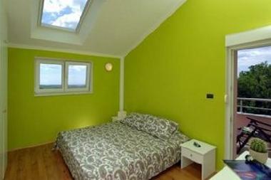 ein Schlafzimmer mit Zugang zur oberen Terasse