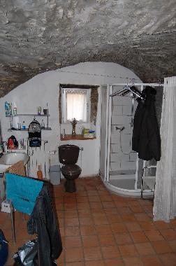 das schne Badezimmer (die Deckensteine sind schon ber 1000 Jahre alt)