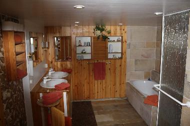 Natursteinfliesenbad