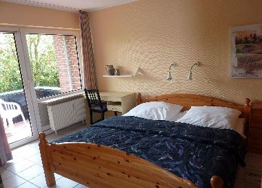 Schlafzimmer mit Doppelbett und bei Bedarf einem Babybett