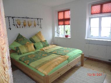 Schlafzimmer mit Doppelbett 180x200