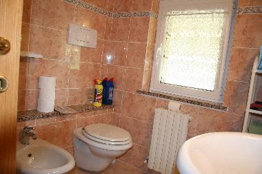 ein modern eingerichtetes Duschbad