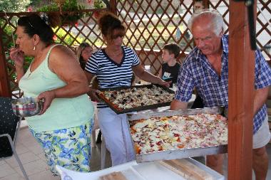 wo Umberto (hier mit Ehefrau Carmen und Tochter Carmelina) rauschende Feste zu feiern pflegt