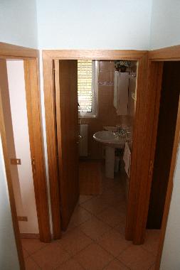 ein zus�tzliches Duschbad, ebenfalls mit WC und Bidet ausgestattet, komplettiert den Sanit�rbereich