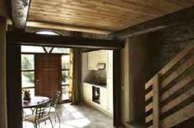 Esszimmer mit Kchenzeile und Treppe ins Hochparterre