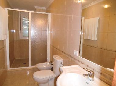 1.Bad mit rollstuhlgerechter Dusche 