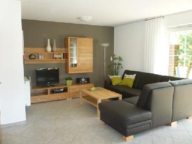 EG Ferienwohnung mit Terrasse und Garten