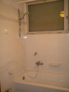 Badezimmer mit Badewanne und Dusche