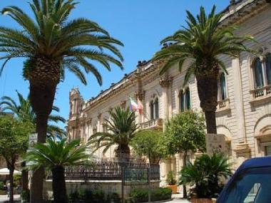 Das Rathaus Sitz des Commissario Montalbano